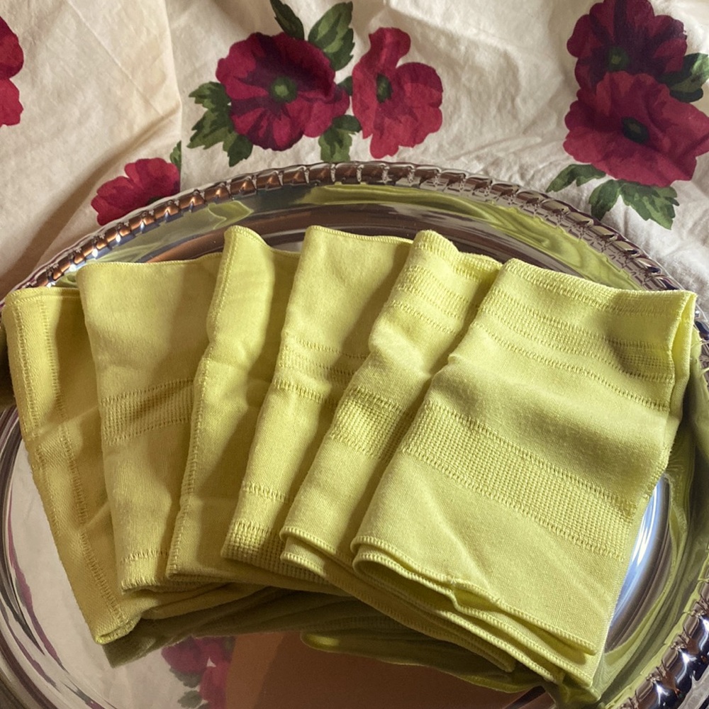 6 vintage napkins